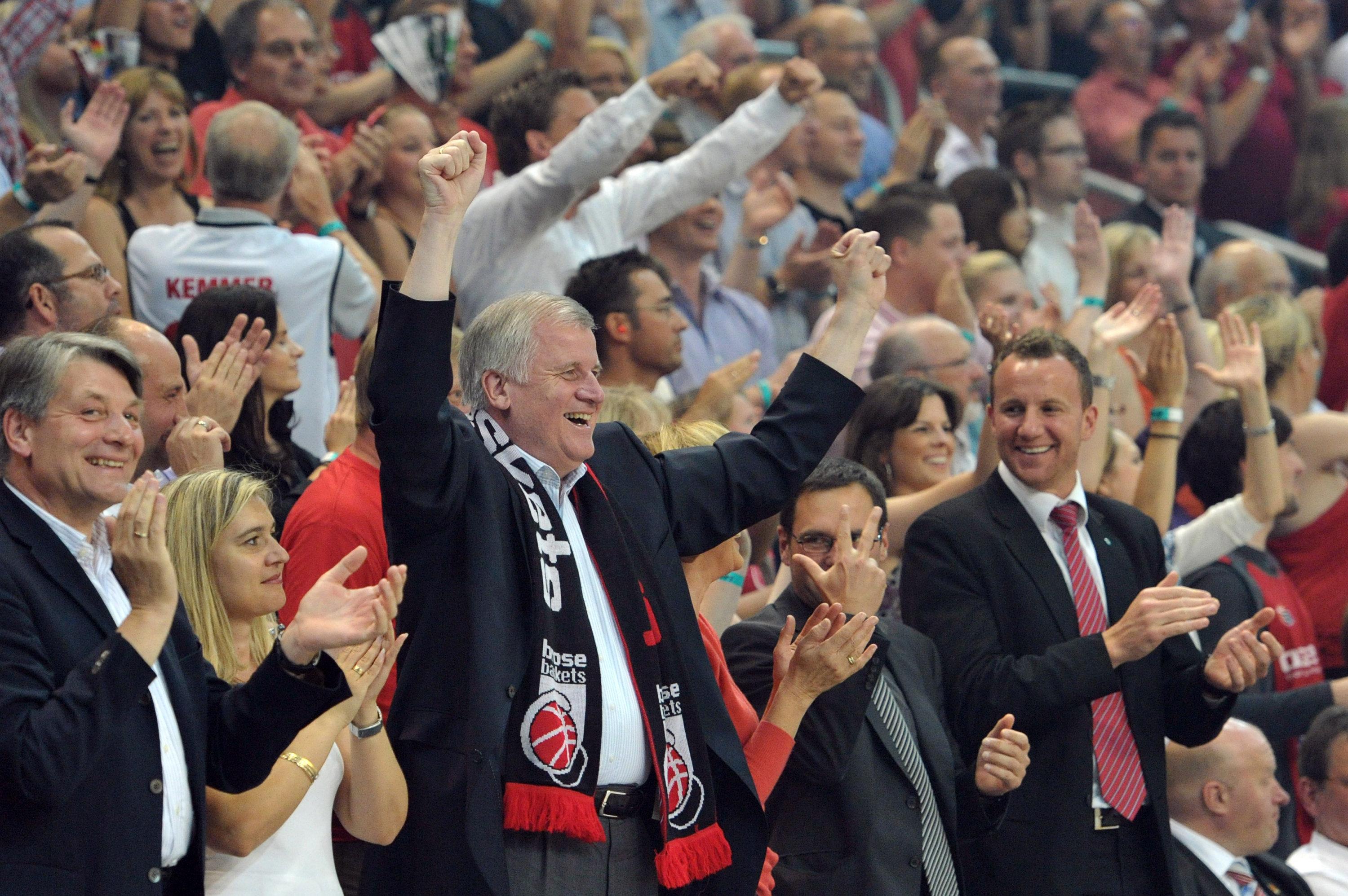 Dabei lief die Hauptrunde in der Basketball-Bundesliga eigentlich nicht nach Plan. Nach 34 Spielen stehen die Brose Baskets lediglich auf dem fünften Tabellenplatz, gehen höchstens als Geheimtipp in die Playoffs. Doch 2010 ist das Jahr der Außenseiter: Gleich im Viertelfinale fliegen die Top vier der Hauptrunde raus.