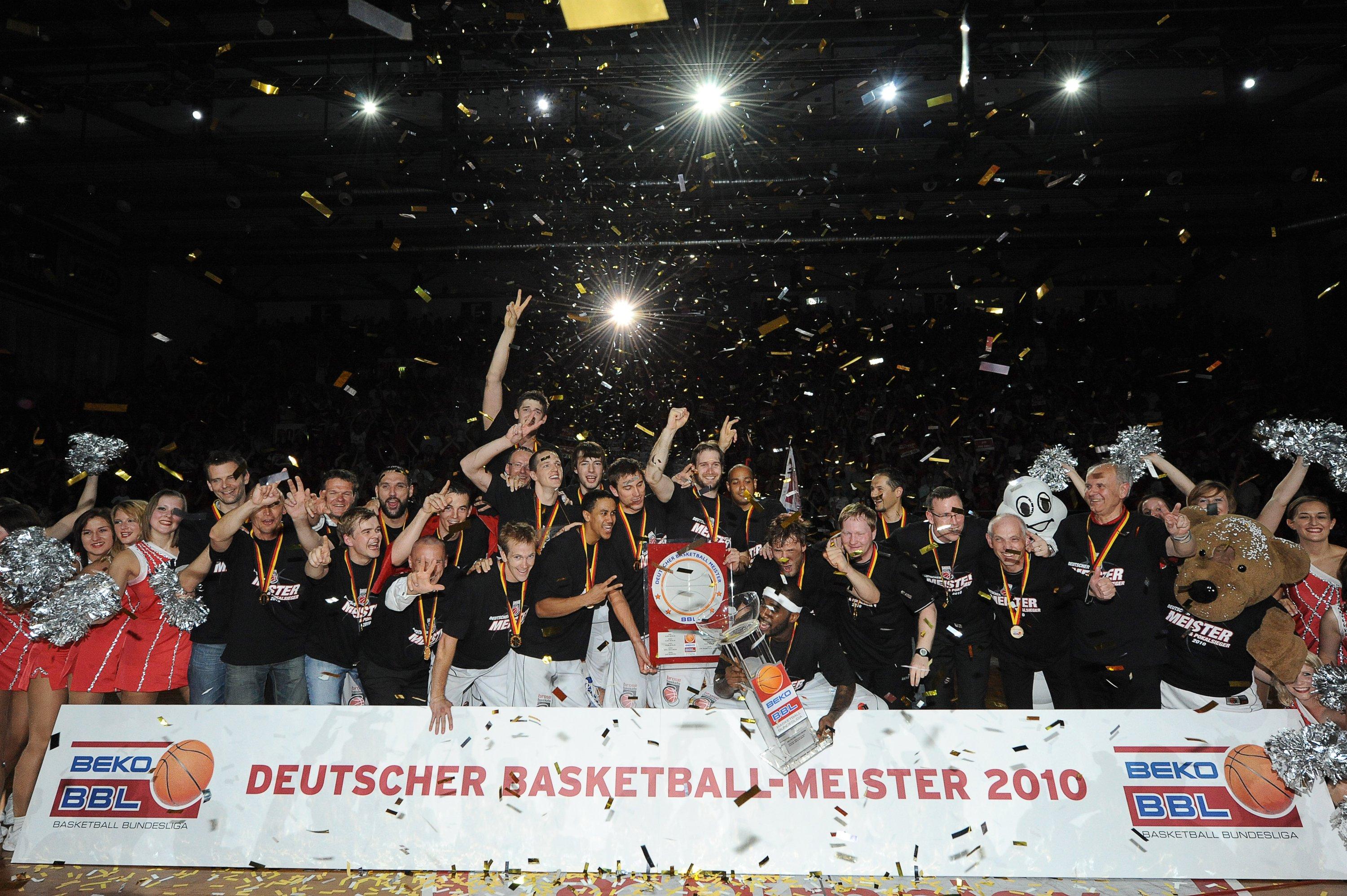 Das Bamberger Meisterteam 2009/10: Bastian Doreth, Robert Garrett, Anton Gavel, John Goldsberry, Brian Roberts, Daniel Schmidt, Maurice Stuckey, Karsten Tadda, Casey Jacobsen, Predrag Suput, Mark Worthington, Beckham Wyrick, Elton Brown, Erik Land, Tibor Pleiß.