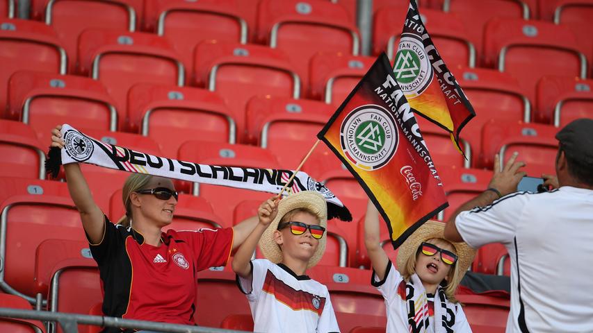 Laola, Riesenfahne und Plakate: Die Fans beim Länderspiel in Nürnberg