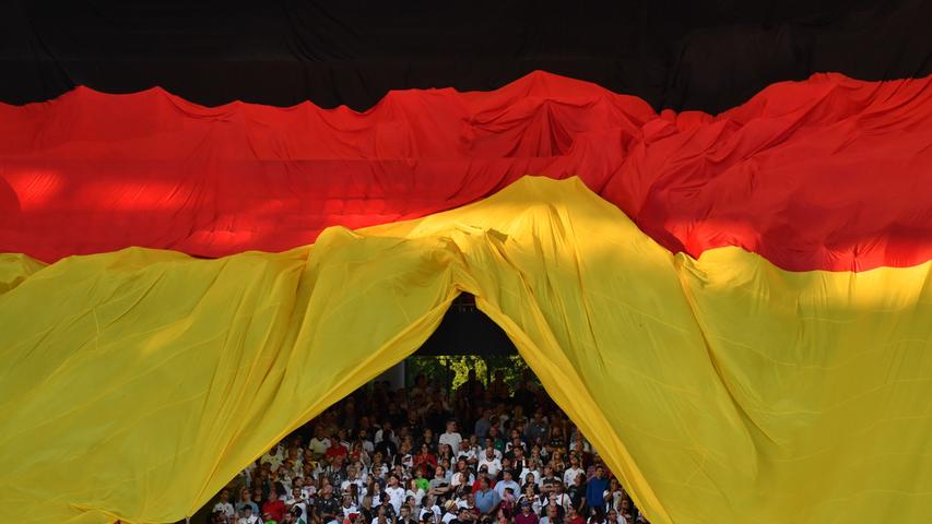Laola, Riesenfahne und Plakate: Die Fans beim Länderspiel in Nürnberg