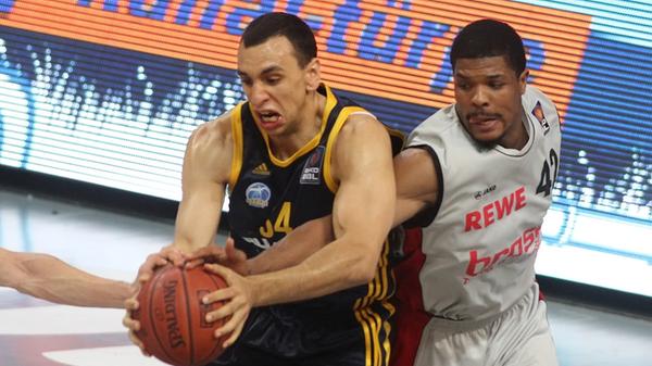 Im Finale kommt es dann zum Showdown mit dem Serienmeister der 90er-Jahre. Alba Berlin, achtfacher deutscher Meister, will seine Vormachtstellung im deutschen Basketball behaupten. Diese Rechnung machen die Hauptstädter aber ohne "Freak City": Bamberg gewinnt Spiel fünf mit 72:65 dank eines späten Dreiers von Brian Roberts und sichert sich die wichtigste Trophäe auf nationaler Ebene.