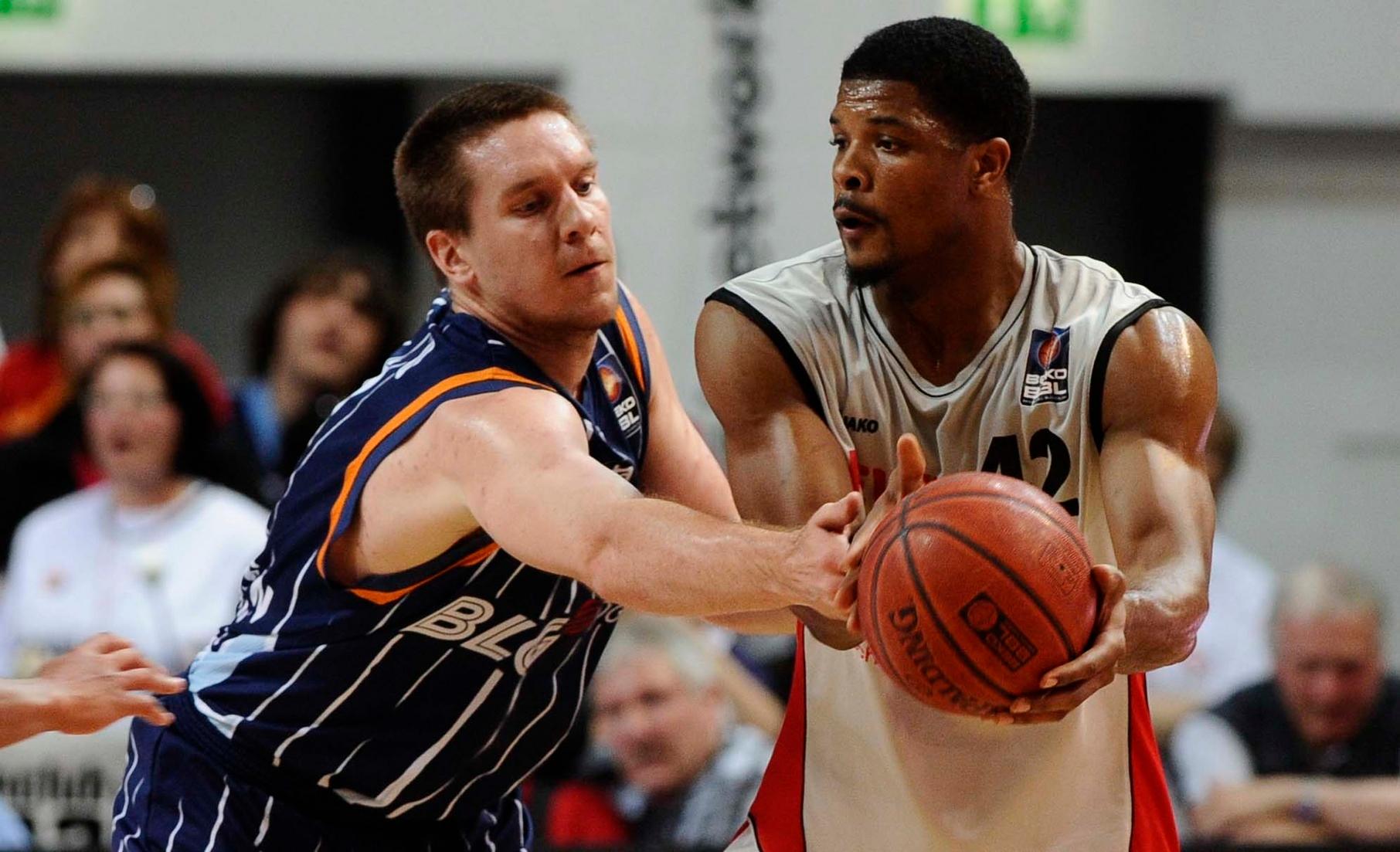 Und nur ein Jahr später verteidigen die Oberfranken ihren Titel. Nach einer souveränen Hauptrunde mit nur zwei Niederlagen in 34 Spielen gehen die Brose Baskets als Favorit in die Playoffs. Dieser Favoritenrolle werden sie gerecht: Weder Bremerhaven, noch Quakenbrück gelingt es, den Meister zu stürzen.