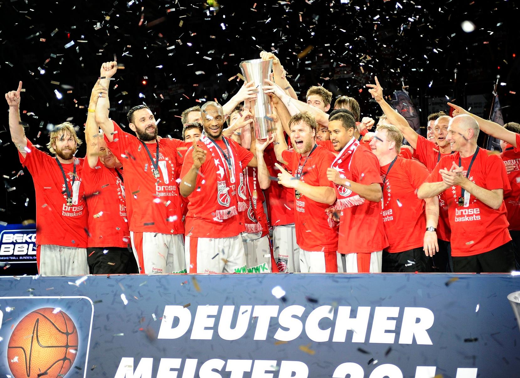 Das Bamberger Meisterteam 2010/11: Anton Gavel, John Goldsberry, Brian Roberts, Daniel Schmidt, Maurice Stuckey, Karsten Tadda, Michael Crowell, Kyle Hines, Casey Jacobsen, Predrag Suput, Reyshawn Terry, Erik Land, Philipp Neumann, Tibor Pleiß.