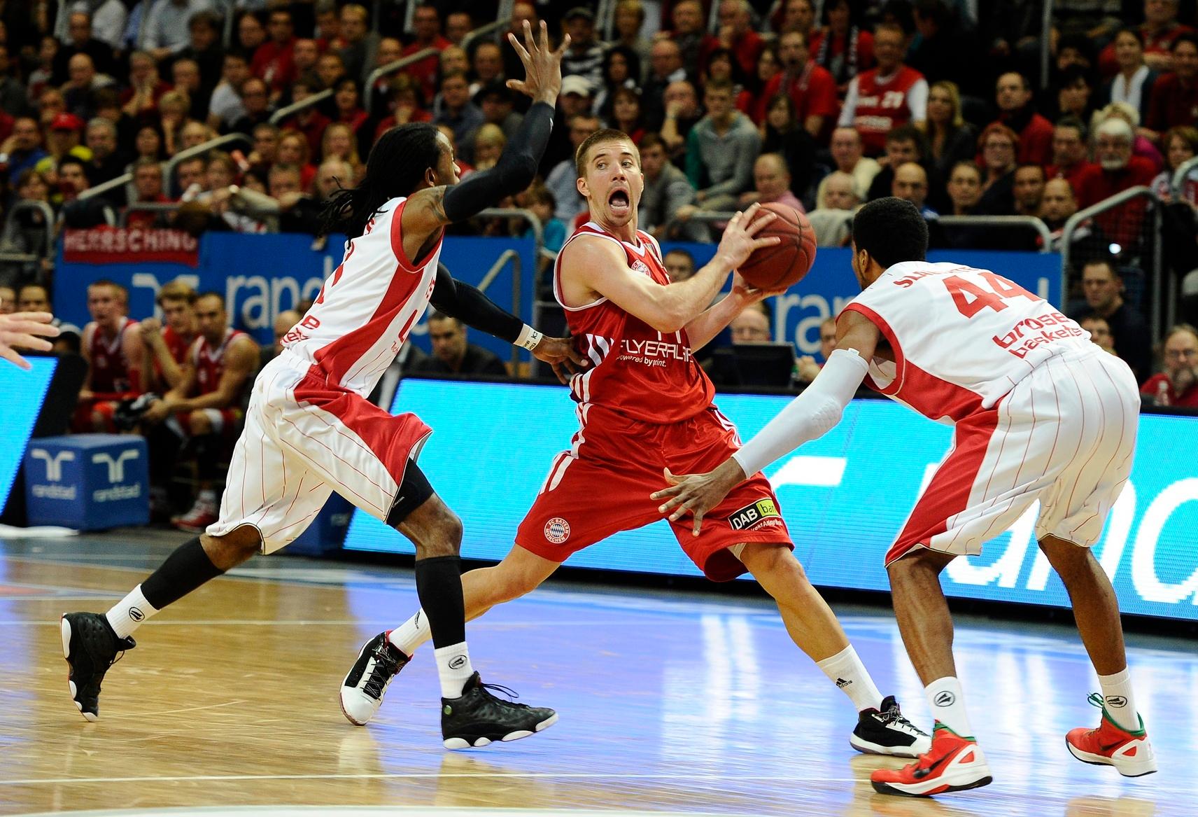 Mit back-to-back-Meistertiteln, wie der Amerikaner sagen würde, lässt es sich natürlich leichter Basketball spielen. Die Brose Baskets dominieren auch 2011/12 die Basketball-Bundesliga und führen die Tabelle nach der Hauptrunde souverän an. Seit dieser Spielzeit gibt es für die Oberfranken aber einen neuen Rivalen: Der FC Bayern Basketball mischt nun auch in der obersten Spielklasse mit.