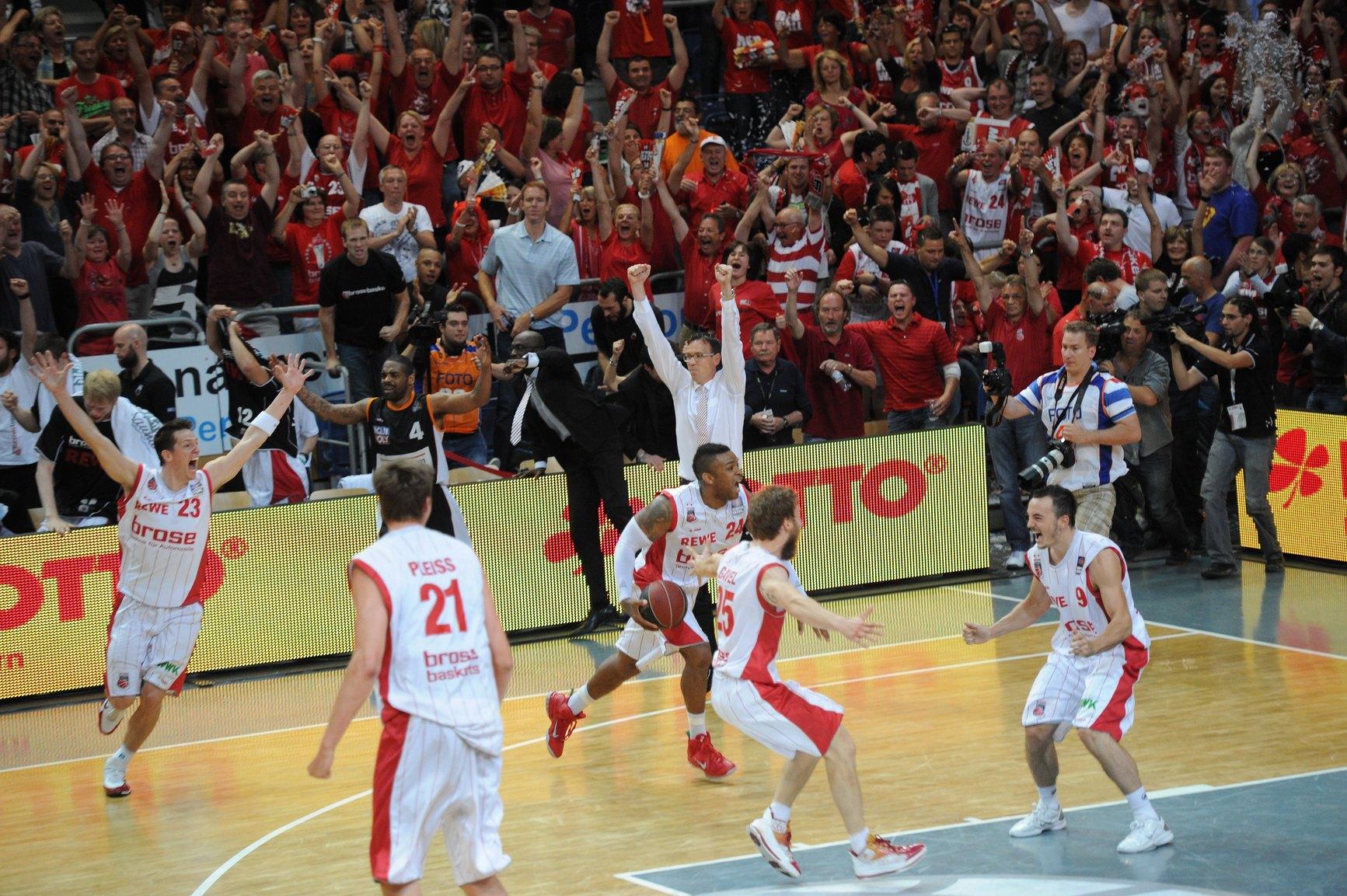Auch in den Playoffs geht die Dominanz der Domstädter weiter. Auf dem Weg zum Titel verlieren die Brose Baskets lediglich ein Spiel im Achtelfinale gegen Bonn. Das Finale ist eine klare Angelegenheit: In nur drei Spielen räumt das Fleming-Team Ulm aus dem Weg und feiert am 10. Juni 2012 den "Threepeat" - den dritten Meistertitel in Folge.