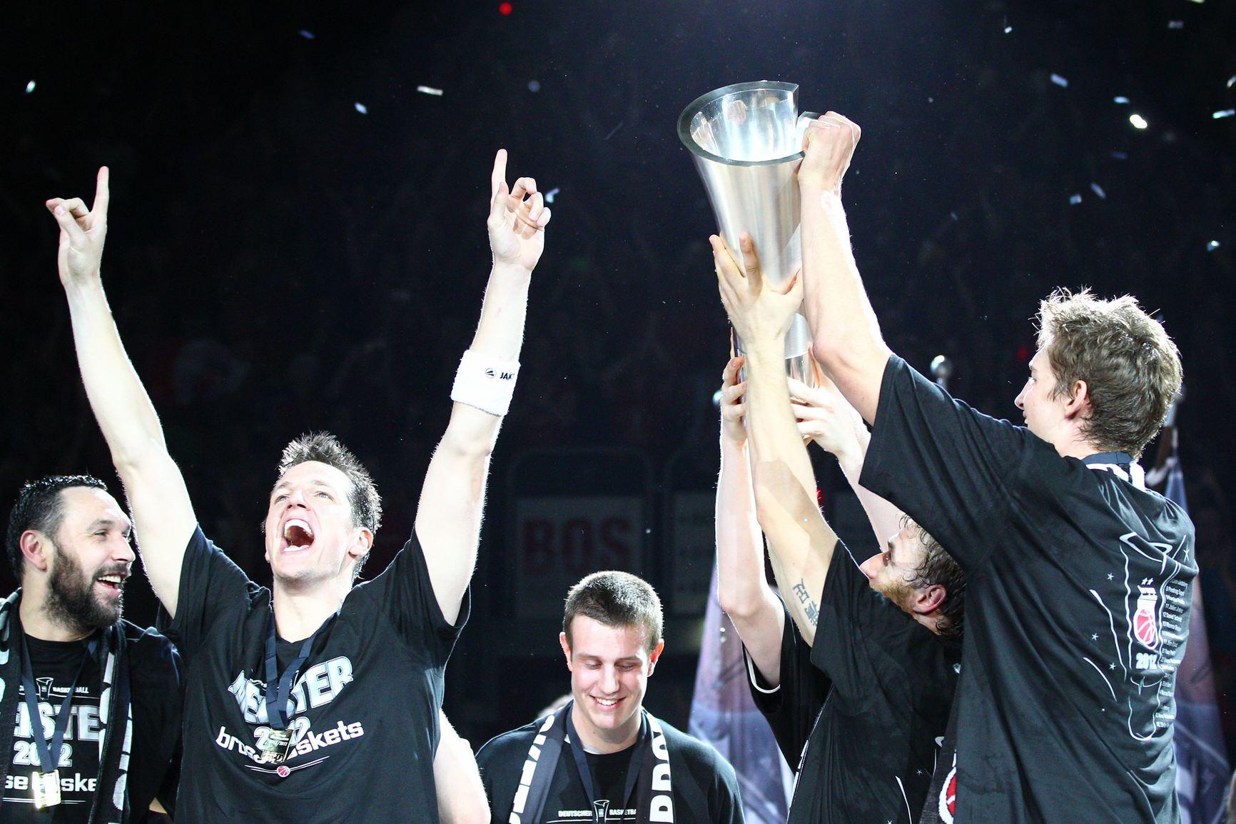 Das Bamberger Meisterteam 2011/12: Anton Gavel, John Goldsberry, Julius Jenkins, Brian Roberts, Daniel Schmidt, Maurice Stuckey, Karsten Tadda, Casey Jacobsen, Steven Monse, Predrag Suput, P.J. Tucker, Philipp Neumann, Tibor Pleiß, Johannes Richter, Marcus Slaughter.