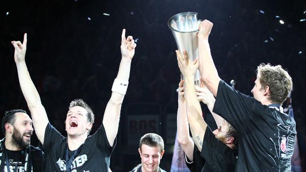 Das Bamberger Meisterteam 2011/12: Anton Gavel, John Goldsberry, Julius Jenkins, Brian Roberts, Daniel Schmidt, Maurice Stuckey, Karsten Tadda, Casey Jacobsen, Steven Monse, Predrag Suput, P.J. Tucker, Philipp Neumann, Tibor Pleiß, Johannes Richter, Marcus Slaughter.