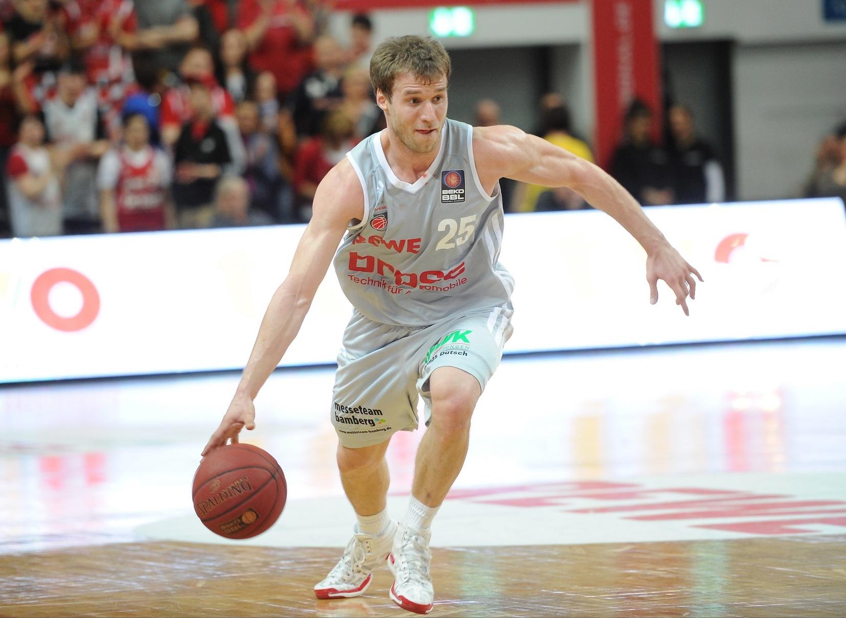 Für einige Basketball-Fans kommt Langeweile auf. Kein Weg führt mehr an Bamberg vorbei. Von 1990 bis 1996 gewann Bayer Leverkusen sieben Meisterschaften in Folge, von 1997 bis 2003 gelang dies ALBA Berlin. Die Zeiten der totalen Dominanz im deutschen Basketball schienen vorüber, doch dann kommt Freak City. Wo die Brose Baskets in der Hauptrunde 2012/13 landen? Natürlich auf Rang eins.