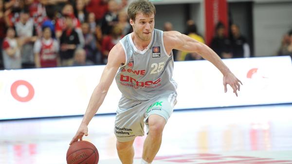 Für einige Basketball-Fans kommt Langeweile auf. Kein Weg führt mehr an Bamberg vorbei. Von 1990 bis 1996 gewann Bayer Leverkusen sieben Meisterschaften in Folge, von 1997 bis 2003 gelang dies ALBA Berlin. Die Zeiten der totalen Dominanz im deutschen Basketball schienen vorüber, doch dann kommt Freak City. Wo die Brose Baskets in der Hauptrunde 2012/13 landen? Natürlich auf Rang eins.