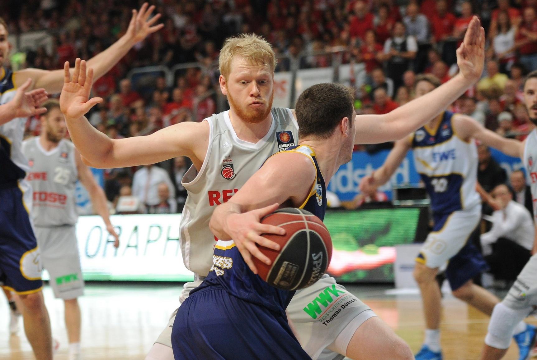Spiel eins und Spiel zwei gewinnen die Brose Baskets mit jeweils zwei Punkten Vorsprung, daheim können Flemings Jungs alles klar machen. Spiel drei geht in die Verlängerung, am Ende reichen den Oberfranken drei Punkte Vorsprung zum Meistertitel. Drei Siege in drei Spielen klingen letztlich eindeutiger, als die Serie war - das interessiert in "Freak City" aber niemanden. Vierte Meisterschaft in Folge, Bamberg ist auf den Spuren von Leverkusen und Berlin.