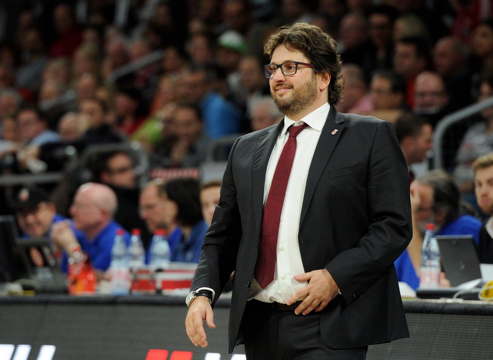 Nach einer enttäuschenden Saison mit dem Viertelfinal-Aus gegen Oldenburg muss Bamberg etwas verändern. Coach Chris Fleming muss seinen Hut nehmen und verlässt den oberfränkischen Basketball-Giganten. Sein Nachfolger wird Andrea Trinchieri, seines Zeichens frischgebackener Eurocup-Trainer des Jahres. Mit Trinchieri und dessen disziplinierter Art machen die Brose Baskets genau da weiter, wo sie ein Jahr vorher angefangen haben.