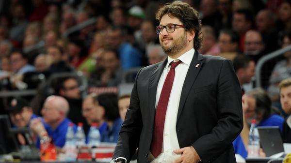 Nach einer enttäuschenden Saison mit dem Viertelfinal-Aus gegen Oldenburg muss Bamberg etwas verändern. Coach Chris Fleming muss seinen Hut nehmen und verlässt den oberfränkischen Basketball-Giganten. Sein Nachfolger wird Andrea Trinchieri, seines Zeichens frischgebackener Eurocup-Trainer des Jahres. Mit Trinchieri und dessen disziplinierter Art machen die Brose Baskets genau da weiter, wo sie ein Jahr vorher angefangen haben.