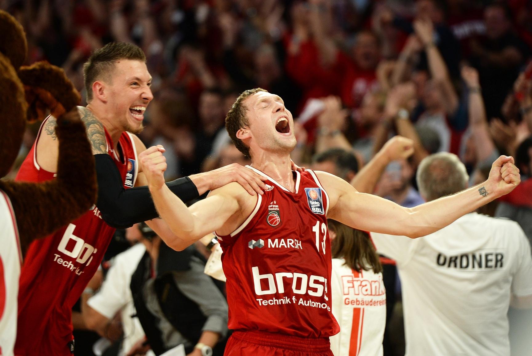 Das Bamberger Meisterteam 2014/15: Carlon Brown, Dino Dizdarevic, Andreas Obst, Daniel Schmidt, Janis Strelnieks, Karsten Tadda, Brad Wanamaker, Josh Duncan, Elias Harris, Daniel Theis, Johannes Thiemann, Ryan Thompson, Dalibor Bagaric, Trevor Mbakwe.