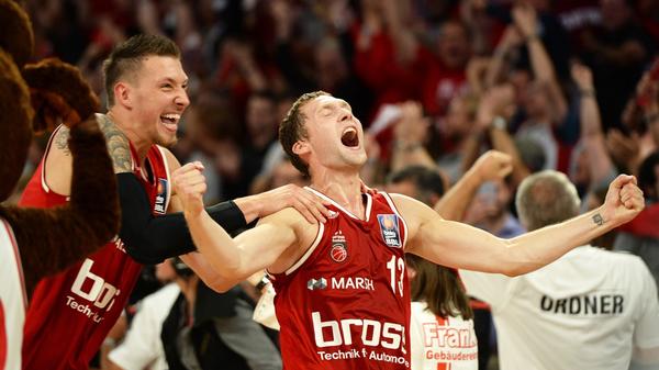 Das Bamberger Meisterteam 2014/15: Carlon Brown, Dino Dizdarevic, Andreas Obst, Daniel Schmidt, Janis Strelnieks, Karsten Tadda, Brad Wanamaker, Josh Duncan, Elias Harris, Daniel Theis, Johannes Thiemann, Ryan Thompson, Dalibor Bagaric, Trevor Mbakwe.