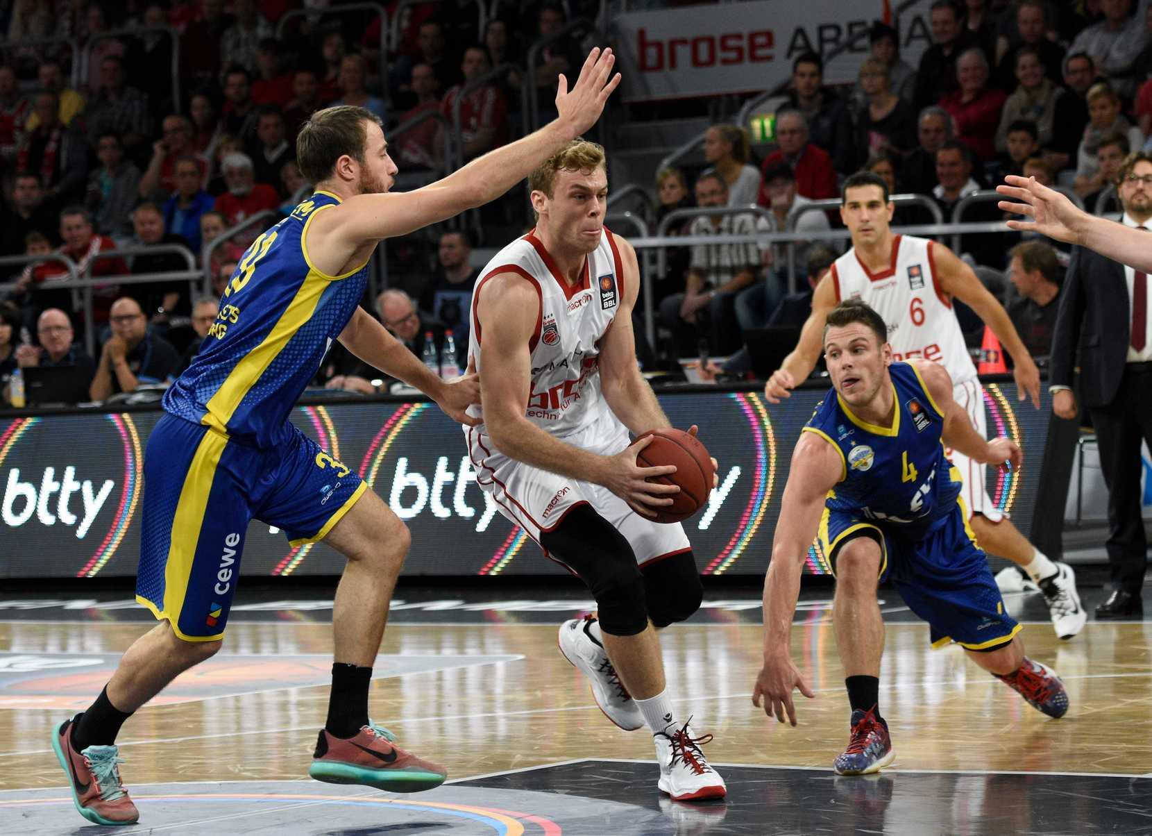 Der Titel möchte natürlich verteidigt werden. Dafür verstärkt sich Bamberg mit Klasse-Spielern wie Nikos Zisis, Lucca Staiger oder Nicolo Melli. Denn Trainer Trinchieri will das Augenmerk verstärkt auf die Euroleague, der Königsklasse des europäischen Basketballs, legen. Im heimischen Liga-Wettbewerb läuft es für die Oberfranken gewohnt flüssig: Platz eins nach der Hauptrunde, es geht mit Heimrecht in die Playoffs.