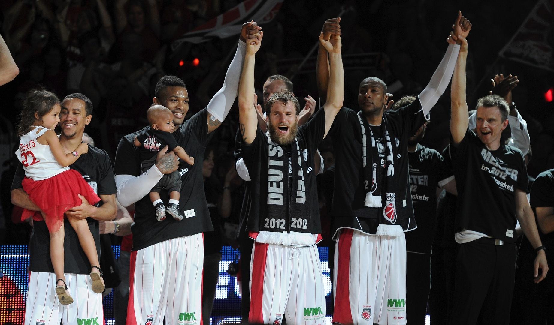 Das Bamberger Meisterteam 2015/16: Malik Müller, Aleksej Nikolic, Lucca Staiger, Janis Strelnieks, Brad Wanamaker, Nikolaos Zisis, Elias Harris, Patrick Heckmann, Nicolo Melli, Darius Miller, Daniel Theis, Yassin Idbihi, Leon Radosevic.
