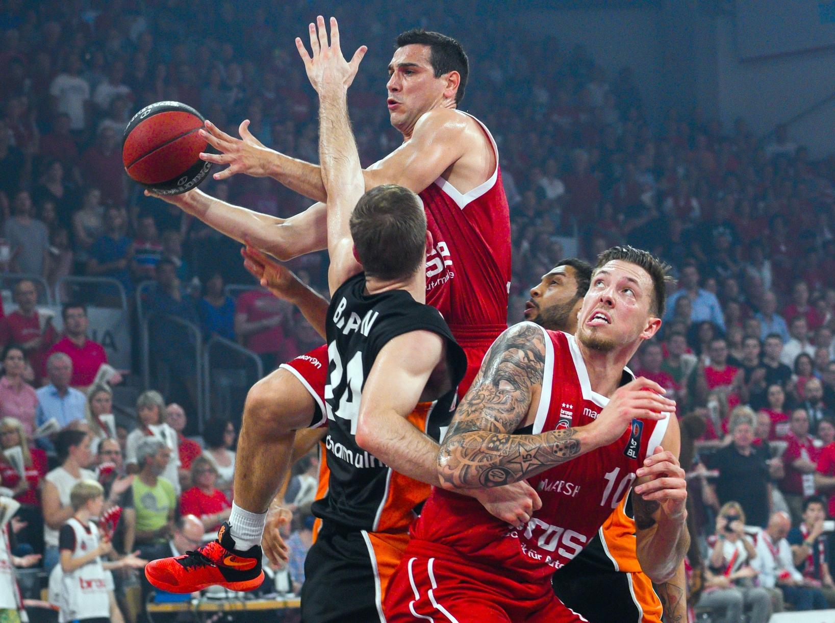 Dort warten die Lokalrivalen aus Würzburg, nach drei klaren Bamberger Siegen ist die Serie vorbei. Im Halbfinale fertigt das Trinchieri-Team dann auch den FC Bayern ab, ehe im Finale Überraschungsteam Ulm wartet. Doch auch die Schwaben um Nationalspieler Per Günther können die Domstädter nicht stoppen. Souverän verteidigen die Brose Baskets den Titel - und stehen mit sechs Meisterschaften in sieben Jahren ganz oben im deutschen Basketball.