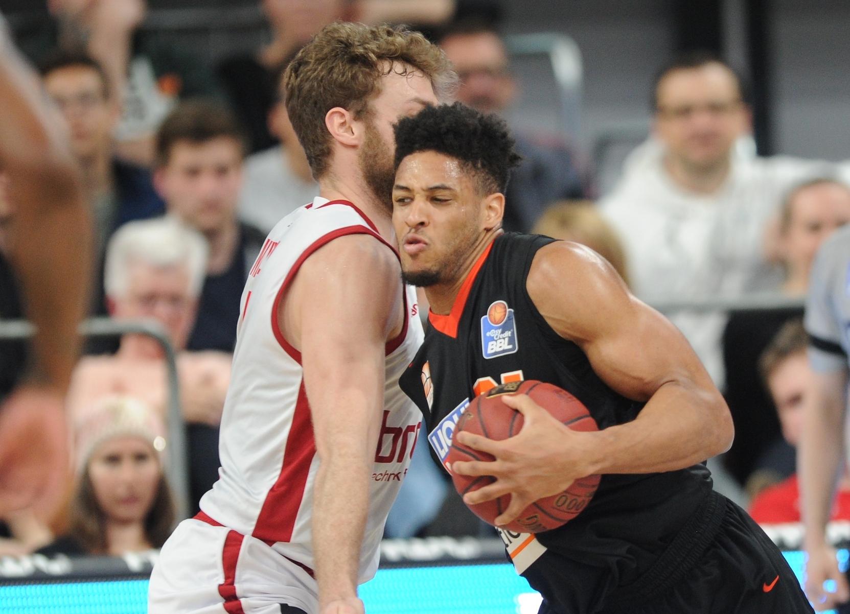 Gelingt Bamberg der zweite "Threepeat" des Jahrzehnts? Im Gleichschritt mit Ulm und den Bayern steht Brose Bamberg - das Baskets ist inzwischen aus dem Namen verschwunden - vorne in der Tabelle. Obwohl die Brose-Boys nur drei Spiele verlieren, müssen sie sich hinter Ulm mit dem zweiten Platz begnügen.