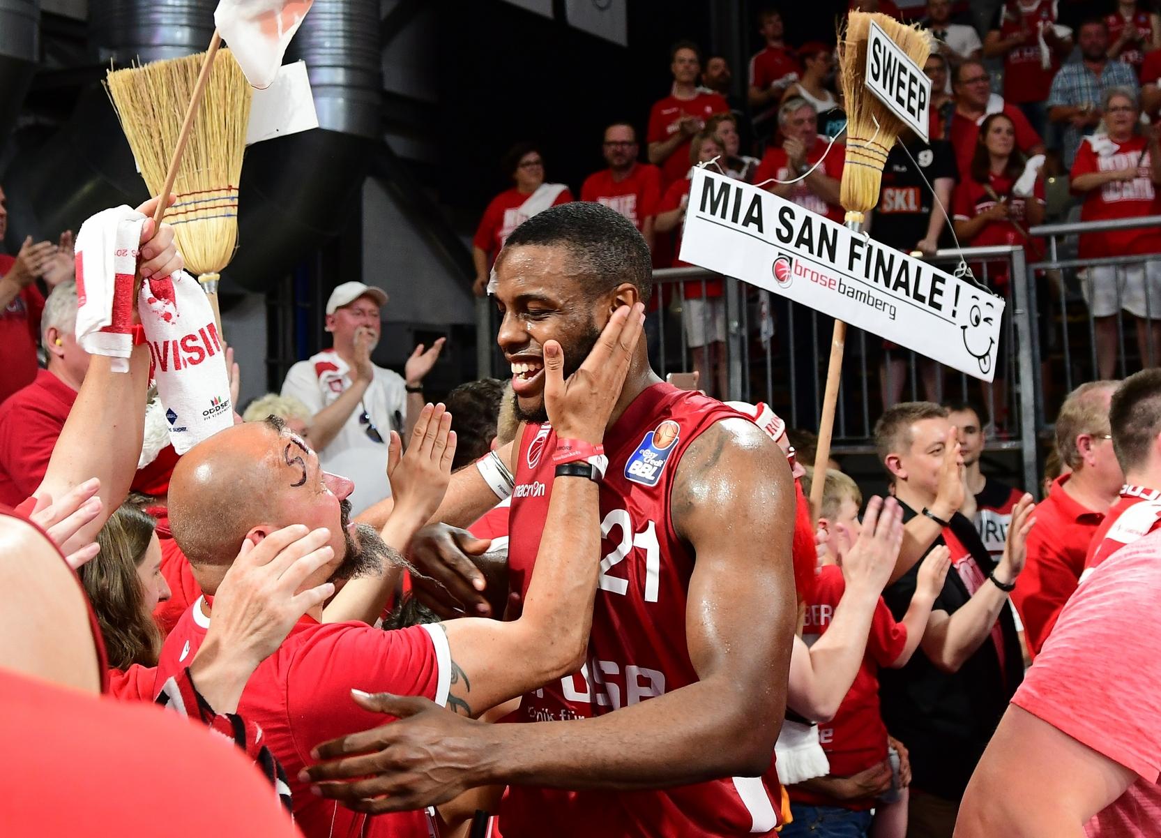 In den Playoffs dreht die oberfränkische Basketball-Dynastie aber wieder auf: Im Viertelfinale setzt es zunächst eine 92:93-Niederlage gegen Bonn, dann besinnt sich das Trinchieri-Team aber auf seine Stärken und gewinnt Spiele zwei, drei und vier. Im Halbfinale lässt der Meister dann auch den Bayern keine Chance und sweept die Münchner komfortabel.