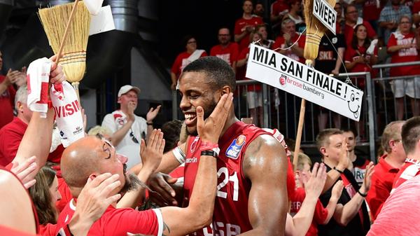 In den Playoffs dreht die oberfränkische Basketball-Dynastie aber wieder auf: Im Viertelfinale setzt es zunächst eine 92:93-Niederlage gegen Bonn, dann besinnt sich das Trinchieri-Team aber auf seine Stärken und gewinnt Spiele zwei, drei und vier. Im Halbfinale lässt der Meister dann auch den Bayern keine Chance und sweept die Münchner komfortabel.