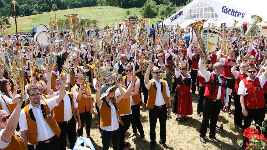 50 Jahre Blaskapelle Niedermirsberg: Festzug beim Kreismusikfest