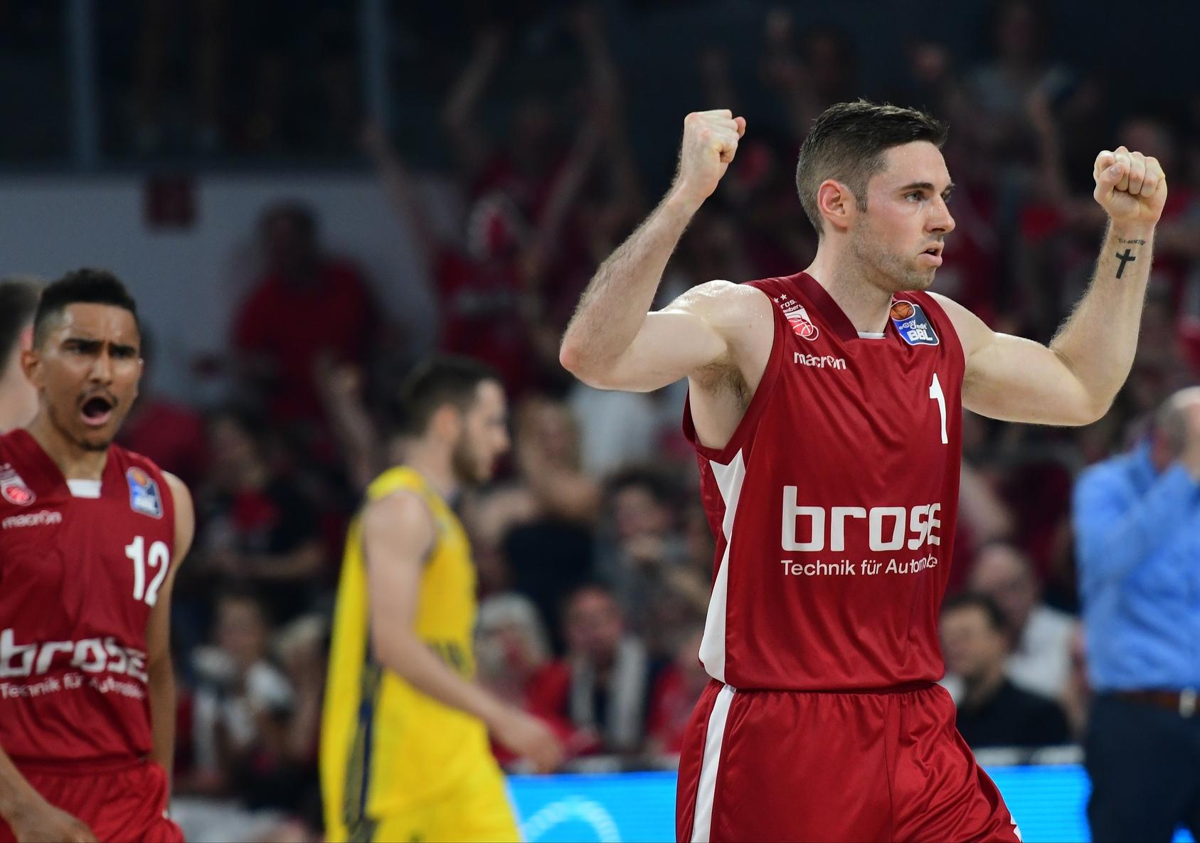 Im Finale wartet dann nicht Hauptrundenprimus Ulm, sondern Oldenburg. Doch auch die Donnervögel machen Bamberg keine größeren Probleme, drei Mal setzt sich das Trinchieri-Team komfortabel durch - und darf auch am 11. Juni 2017 den Meisterpokal in die Höhe recken.