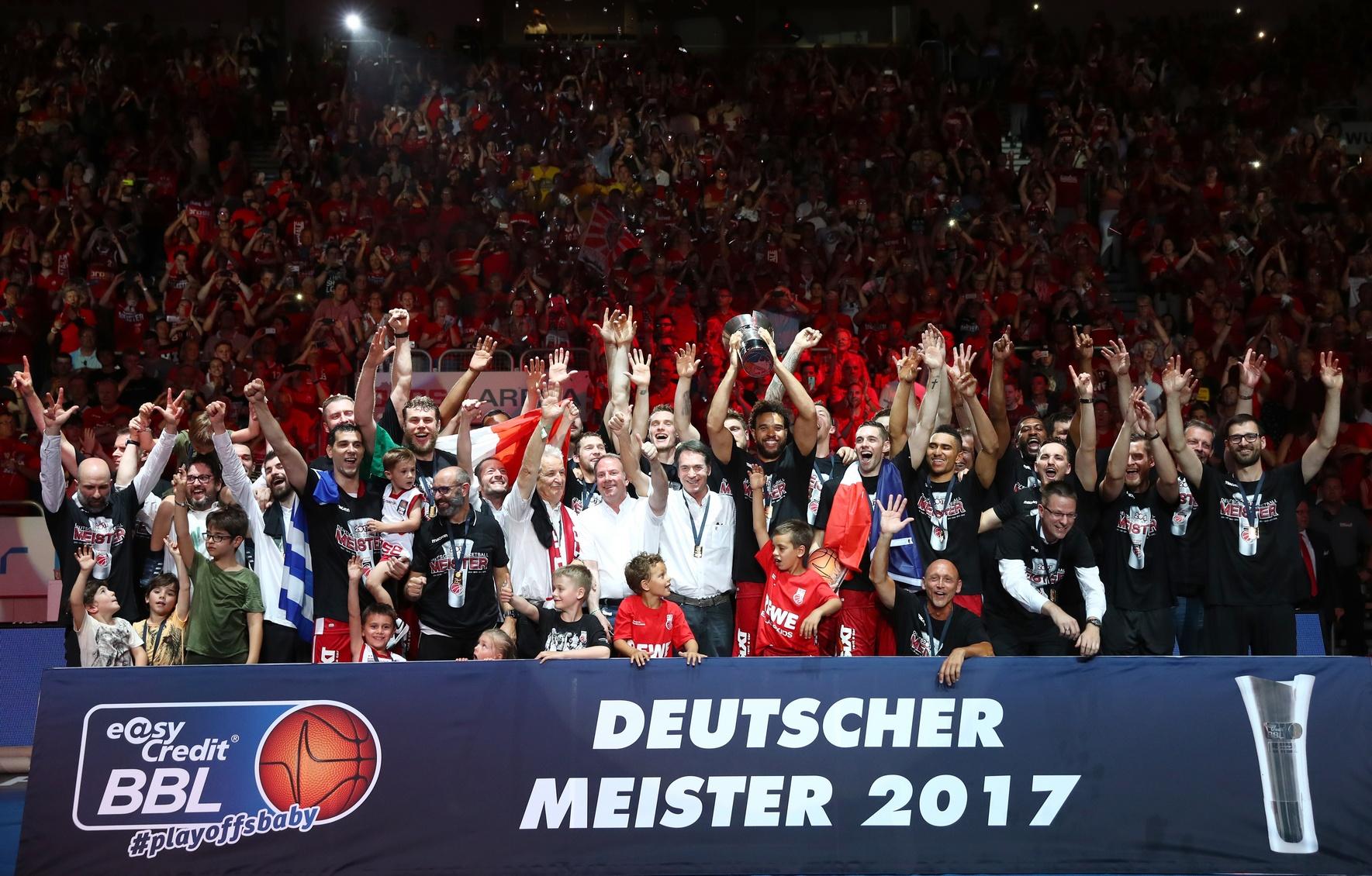 Das Bamberger Meisterteam 2016/17: Fabien Causeur, Maodo Lô, Malik Müller, Aleksej Nikolic, Lucca Staiger, Janis Strelnieks, Nikolaos Zisis, Elias Harris, Patrick Heckmann, Nicolo Melli, Darius Miller, Daniel Theis, Yassin Idbihi, Leon Kratzer, Leon Radosevic, Vladimir Veremeenko.