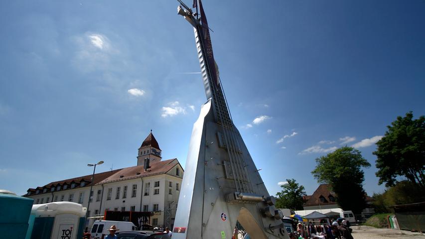 Eine sieben Meter hohe "Flying V"-Gitarre steht seit 2011 auf dem Resi-Parkplatz, aufgestellt von dem damaligen Betreiber der "Rockfabrik"-Disco. Samstag läuft hier ab und zu ein Flohmarkt.
