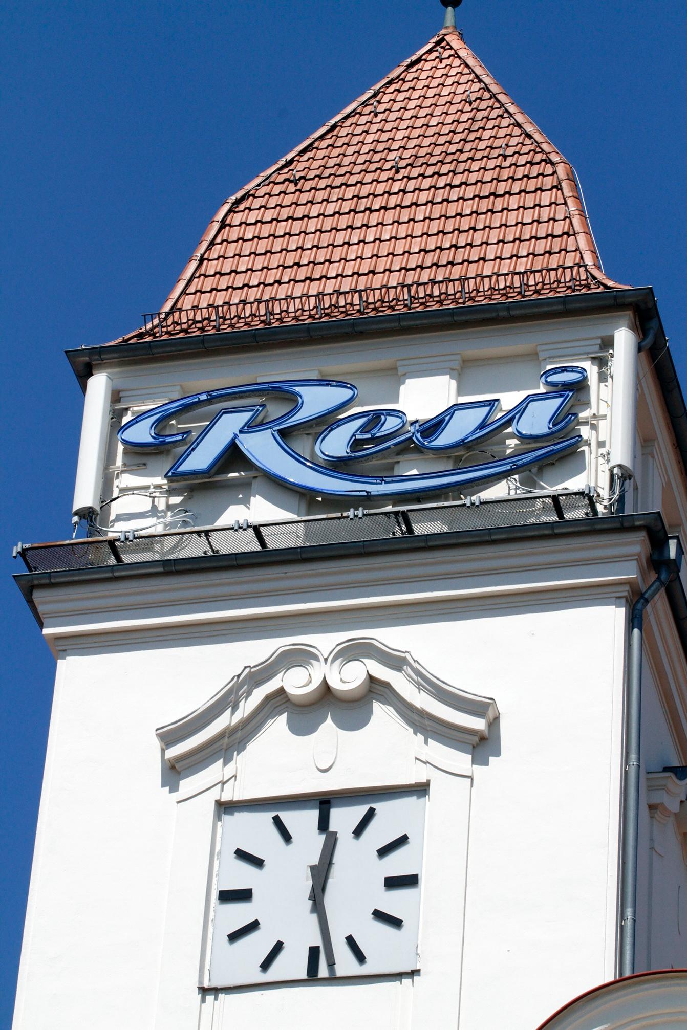 Der markante Wasserturm mit dem Resi-Schriftzug ist noch immer das von weitem sichtbare Wahrzeichen der früheren Margarine-Fabrik in Klingenhof.