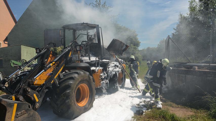 Radlader fängt Feuer: Rauchsäule steht über Dürrnfarrnbach 