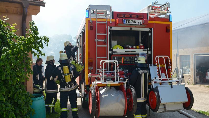 Radlader fängt Feuer: Rauchsäule steht über Dürrnfarrnbach 