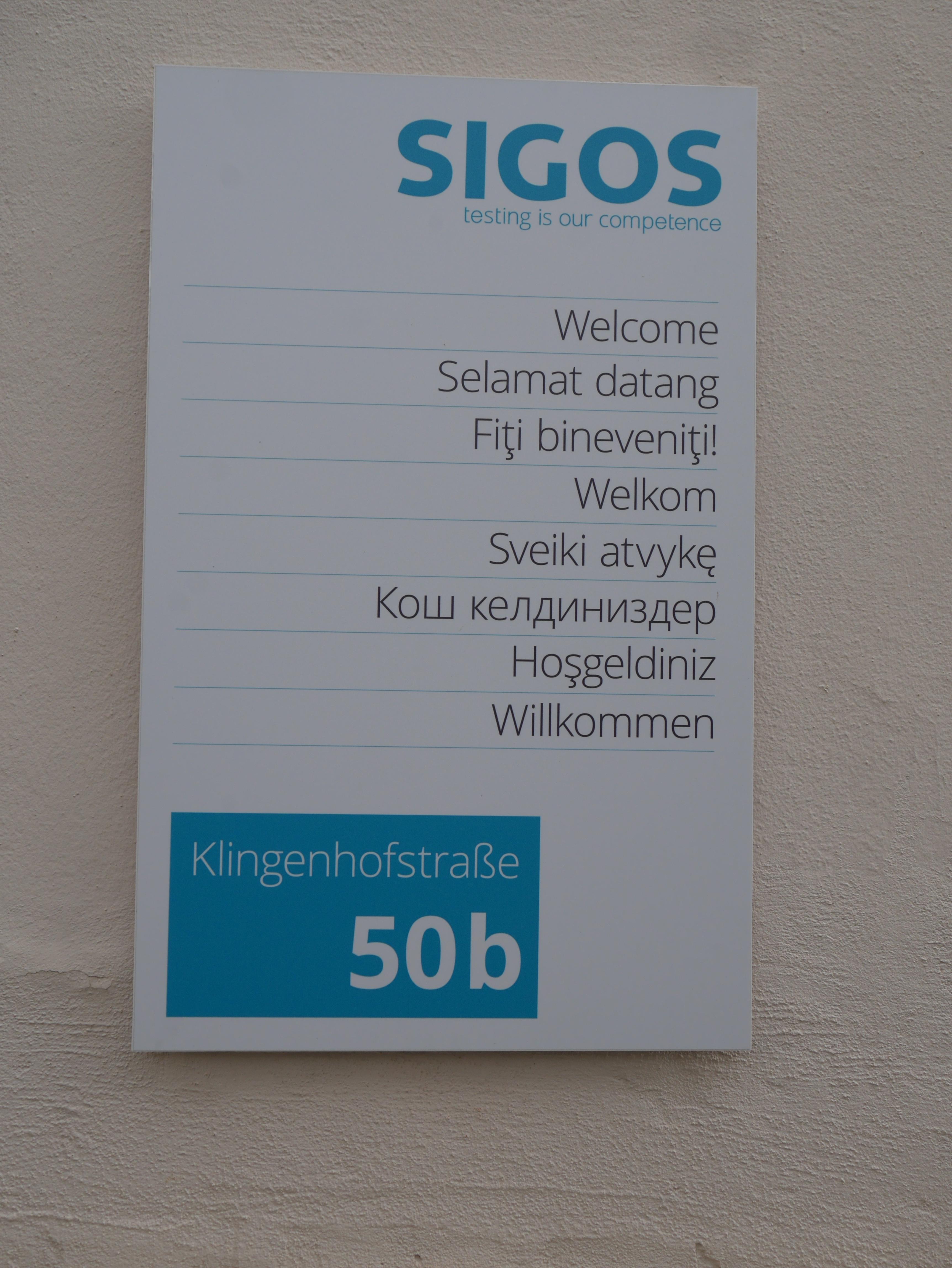 Ein Mieter von Anfang an ist die Firma Sigos, die sich mehrfach vergrößert hat. Dieses Firmenschild verkündet "Testing is our Competence" - und das Willkommen der in 150 Ländern tätigen Firma ist auf allen Schildern in acht Sprachen verfasst.