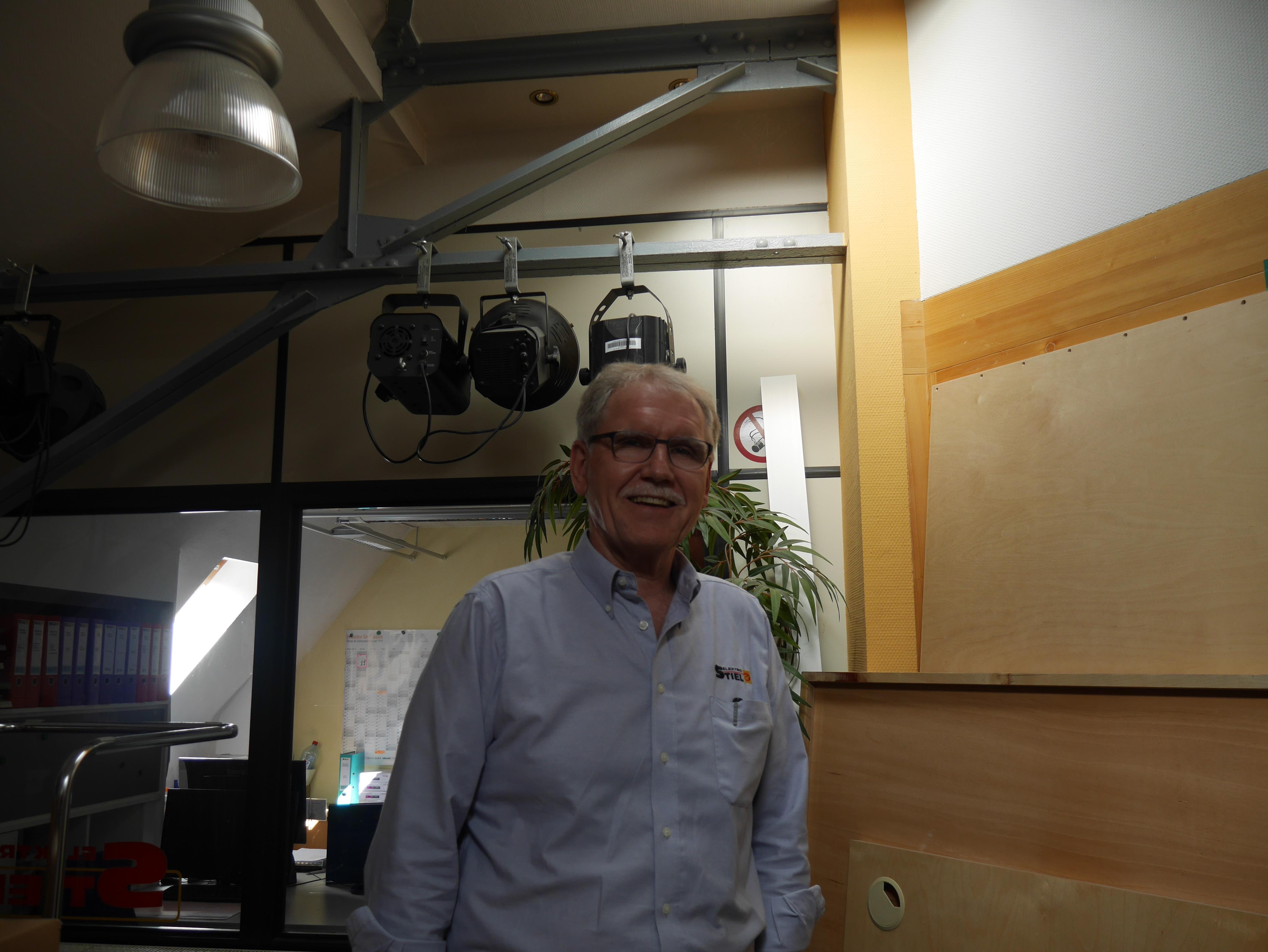 ... ist seit dem Neustart im Jahr 1988 auf dem Resi-Areal Elektromeister Walter Stiel mit seinem Betrieb ansässig. Die Schienen, die durch das Gebäude fuhren, sind entfernt worden.