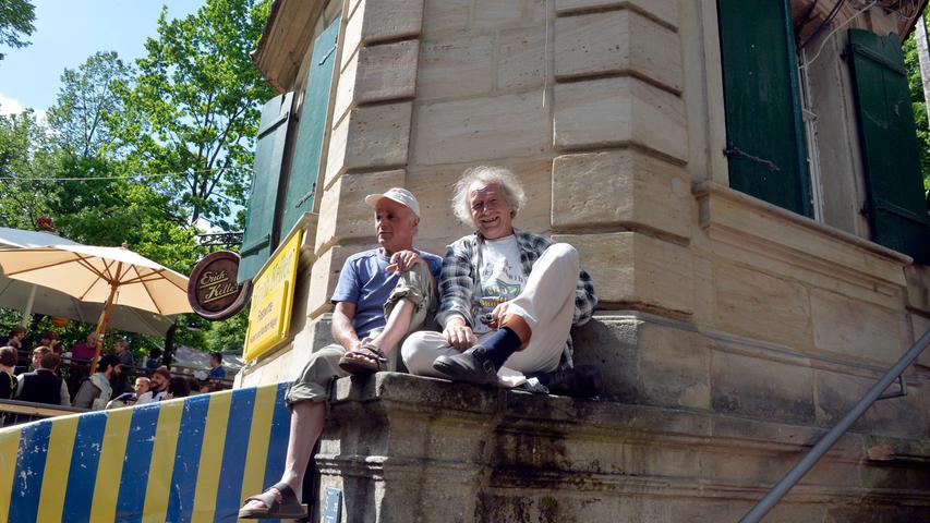 Hannes Hacker und Ton Barmentloo sitzen auf dem Vorsprung des Kellerhauses seit etwa 30 Jahren regelmäßig ohne Beanstandungen. Ton Barmentloo hat sogar mal eine Rekordversuch gewagt und saß 24 Stunden dort.