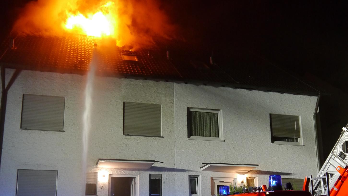 Aus einer Doppelhaushälfte schlugen am späten Sonntagabend in Rednitzhembach Flammen.