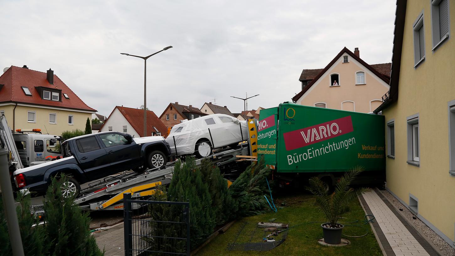 Kurz nach 5 Uhr in der Früh krachte ein 39-Jähriger mit seinem Autotransporter in einen parkenden Lkw. Dieser wurde durch den Aufprall in ein Wohnhaus in der Ansbacher Straße geschoben.