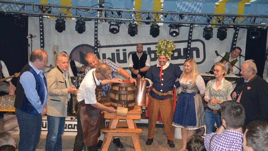 Am Freitagabend wurde das Volksfest Wassertrüdingen mit dem Bieranstich eröffnet.