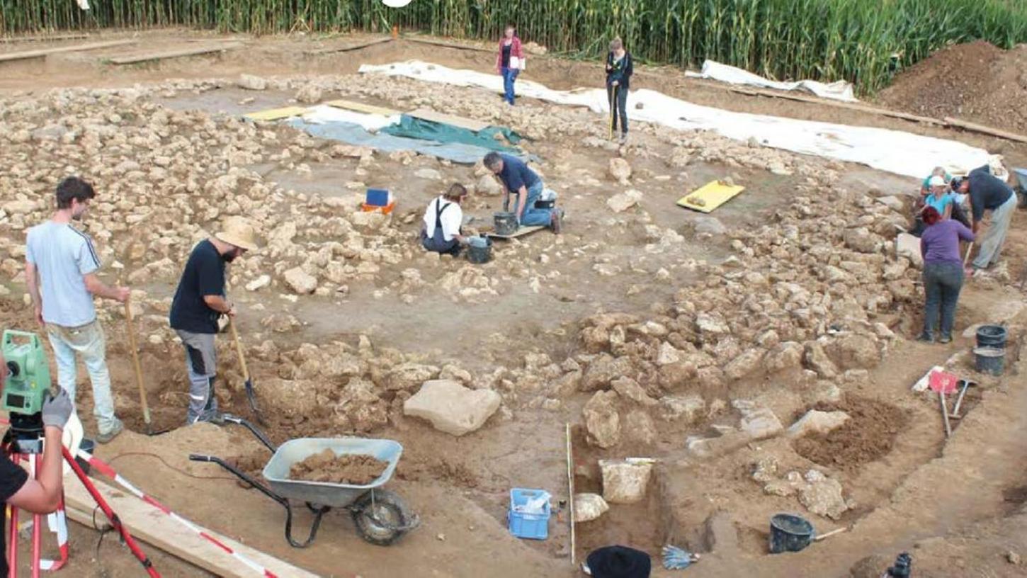 Bei einer Lehrgrabung von Erlanger Archäologen haben Studenten hallstattzeitliche Gräber bei St. Helena auf der Fränkischen Alb freigelegt.