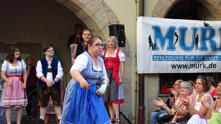 Zum 50. Jubiläum hat sich die Lebenshilfe Erlangen-Höchstadt etwas ganz Besonderes ausgedacht: 16 Models mit Behinderung präsentierten auf dem Laufsteg im Herzogenauracher Schlosshof Mode von Murk.