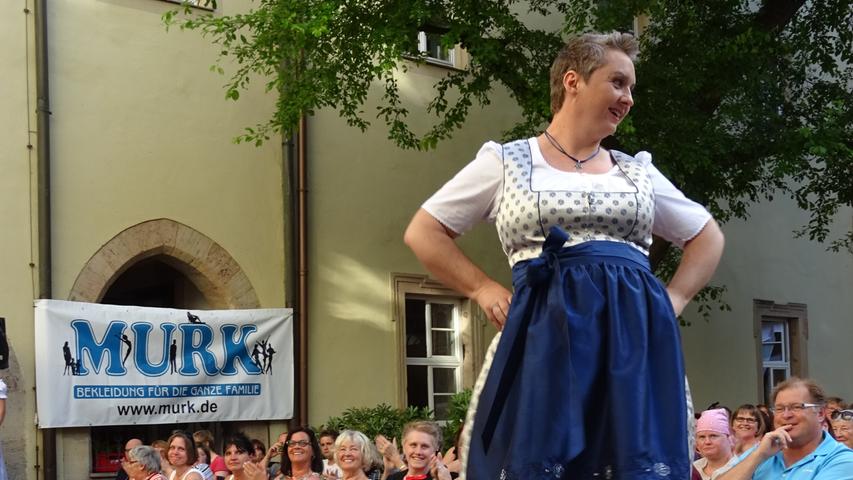Zum 50. Jubiläum hat sich die Lebenshilfe Erlangen-Höchstadt etwas ganz Besonderes ausgedacht: 16 Models mit Behinderung präsentierten auf dem Laufsteg im Herzogenauracher Schlosshof Mode von Murk.