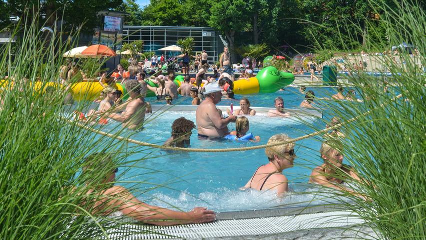 Das Rother Freizeitbad ist bei heißen Temperaturen immer beliebt. An diesem Sonntag ...