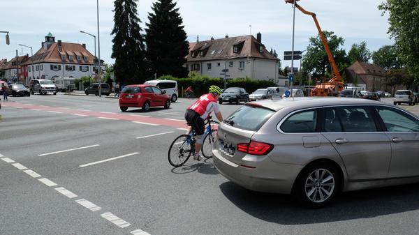 Seit fast 15 Jahren sind die Radwege im Kreuzungsbereich zur Marienbergstraße und zum Bierweg rot eingefärbt. Auslöser war damals ein tödlicher Fahrradunfall. Trotzdem haben Radler dort weiter ein gewisses Muffensausen, wenn Autos neben ihnen abbiegen — eine rote Aufstellfläche vor der Ampel, wie es sie zum Beispiel in der Pilotystraße vor der Pirckheimerstraße gibt, wurde aber nicht angelegt. So lautet der Appell an "Pedalritter": betont defensiv fahren und erst mal abwarten, wohin das Fahrzeug nebenan steuert.