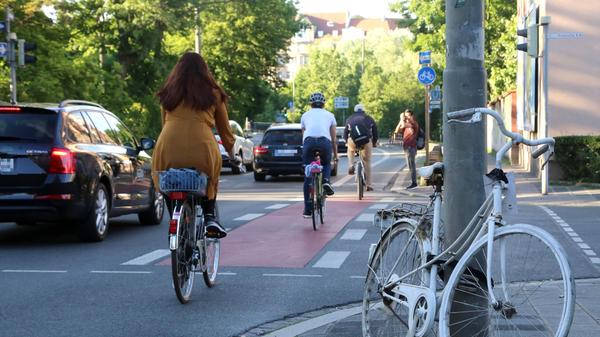 Das weiße Fahrrad, das an dem Ampelmast an der Kreuzung vor der Blumenstraße festgemacht ist, erinnert an den tödlichen Fahrradunfall Ende Oktober 2014. Es ist das erste "Ghostbike" gewesen, das in Nürnberg ein paar Wochen später aufgestellt wurde. Eine 44-Jährige ist hier von einem Sattelschlepper überfahren worden, der nach rechts abbog, ohne die Vorfahrt der Radlerin zu beachten.
