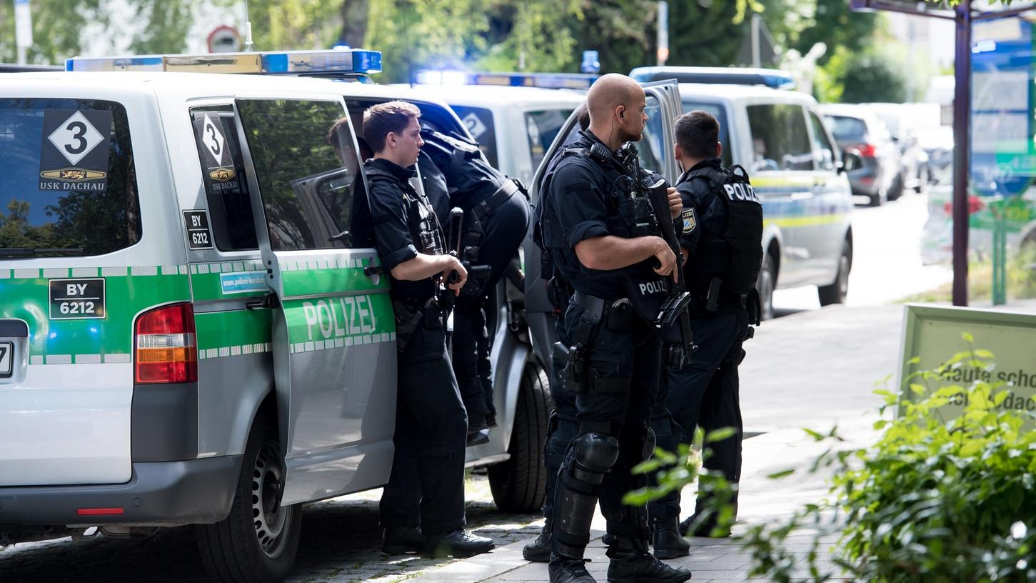 Am S-Bahnhof in Unterföhring bei München eskalierte am Dienstag ein Routine-Einsatz der Polizei. Eine 26-jährige Polizistin wurde dabei in den Kopf geschossen und schwebt in höchster Lebensgefahr.