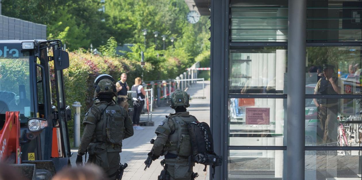 Schüsse im S-Bahnhof Unterföhring: Polizistin schwebt in Lebensgefahr ...