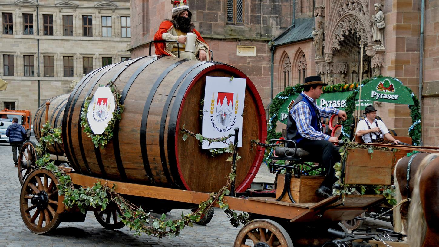 Viele große Fässer von 40 Brauereien: Der Festumzug durch die Nürnberger Altstadt setzt sich um 17 Uhr in Bewegung.