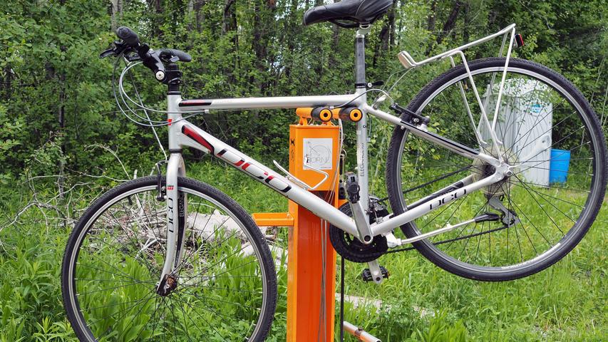 Unterwegs an der Strecke stehen Fahrrad-Service-Stationen mit Luftpumpe und Werkzeug bereit.