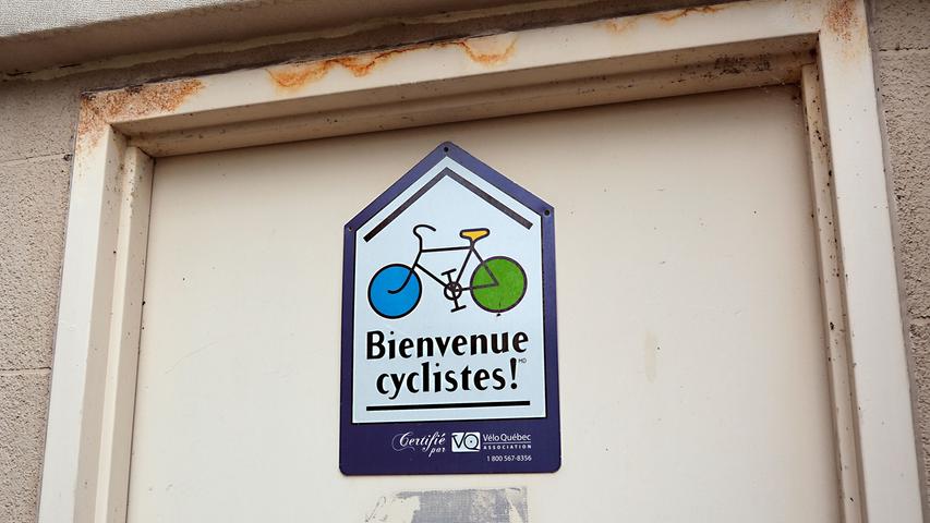 Das Siegel "Bienvenue cyclistes!" (Fahrradfahrer willkommen) kennzeichnet Übernachtungsbetriebe mit besonderem Service, etwa einem Abstellraum, Radwerkzeug oder sogar besonders energiereiche Mahlzeiten.