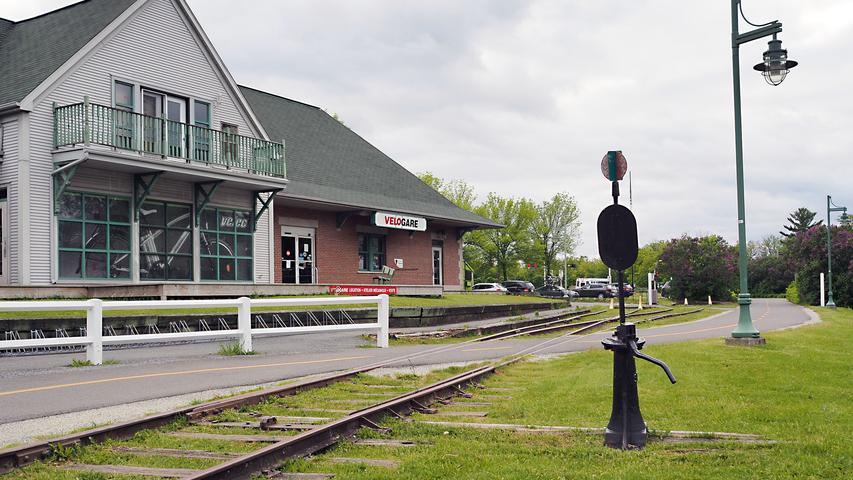 Gut 100 Kilometer östlich von Montreal befinden sich die Cantons de l'Est (Eastern Townships). Rund um die 60.000-Einwohner-Stadt Granby wurden Anfang der 1990er Jahre viele ehemalige Eisenbahnstrecken zu Radwegen umgebaut.