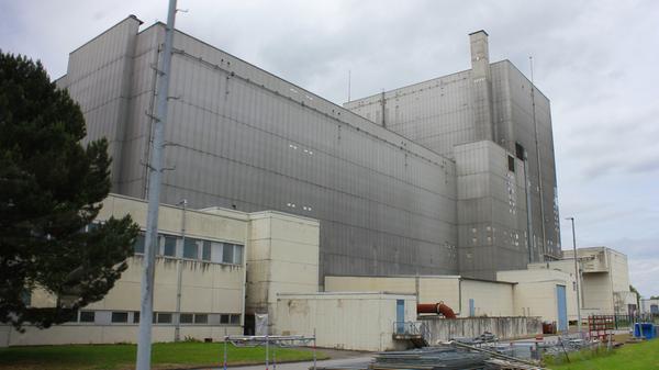 Von außen sieht das Kernkraftwerk in Würgassen im Weserbergland noch aus wie zu Betriebszeiten. Doch bereits seit 1994 wird hier kein Strom mehr produziert. Das Gebäude wurde seither komplett ausgehöhlt, alle verstrahlten Bauteile wurden entfernt. Seit August 2014 ist der nukleare Rückbau abgeschlossen.